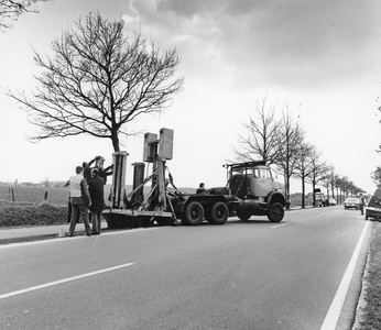 847308 Afbeelding van het verplaatsen van bomen van de 'Traverse Doorn' naar de 'Traverse Leersum' in de S09 (de ...